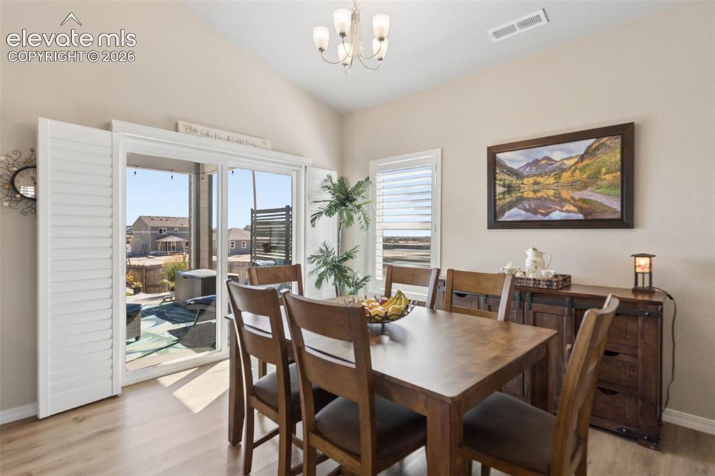 Image 18 of 35: Dining Area