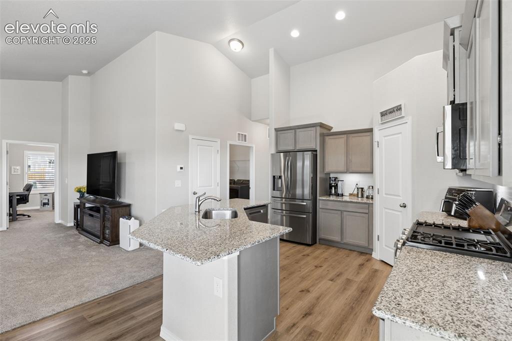 Image 21 of 35: Neutral colors and finishes.