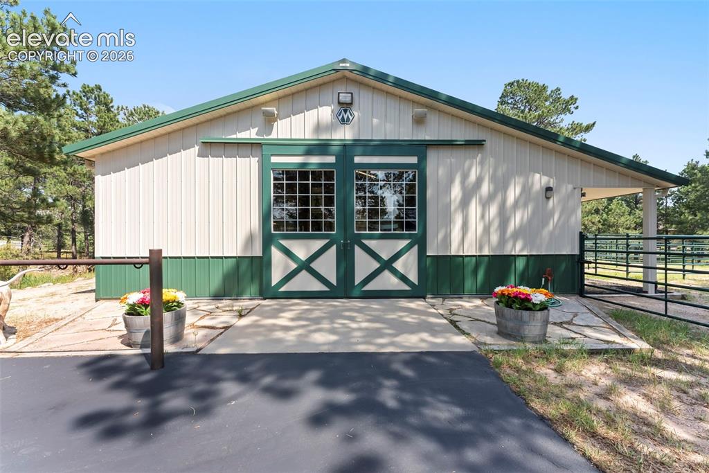 Image 19 of 50: Stable