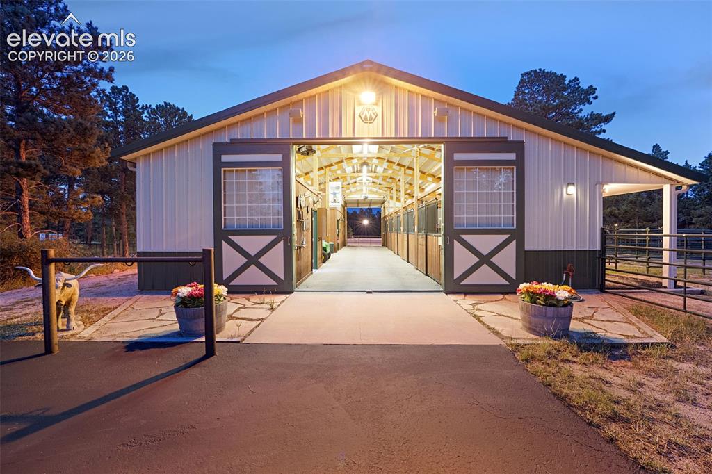 Image 6 of 50: Stable