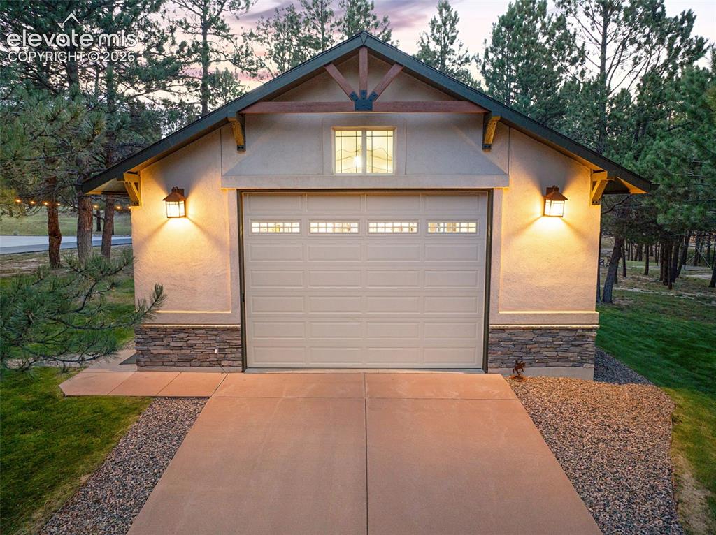 Image 9 of 50: Garage