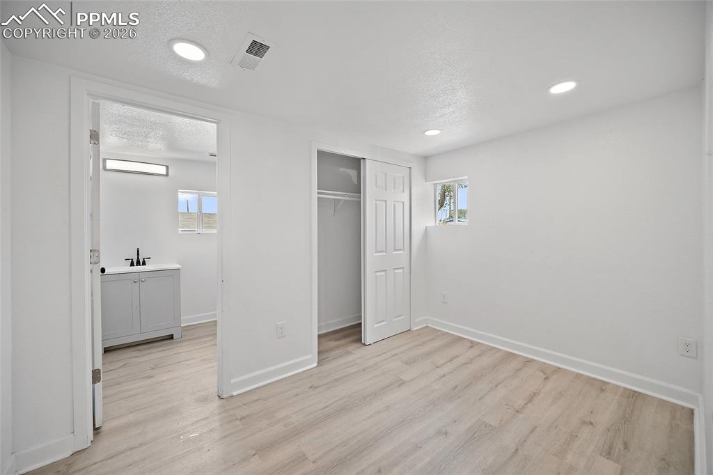 Image 14 of 27: Bedroom