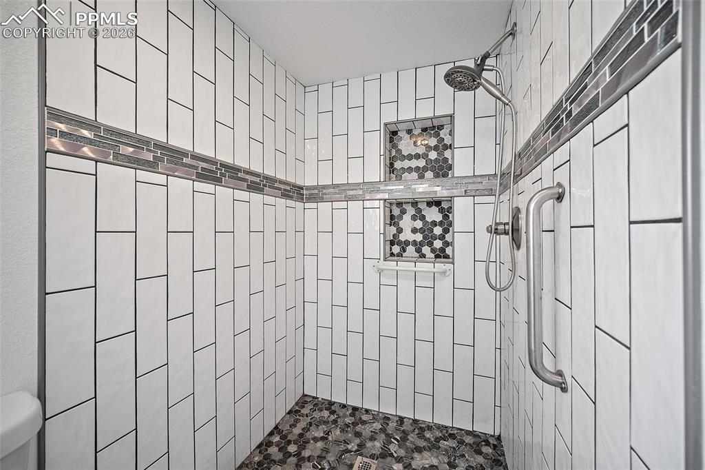 Image 17 of 27: Bathroom