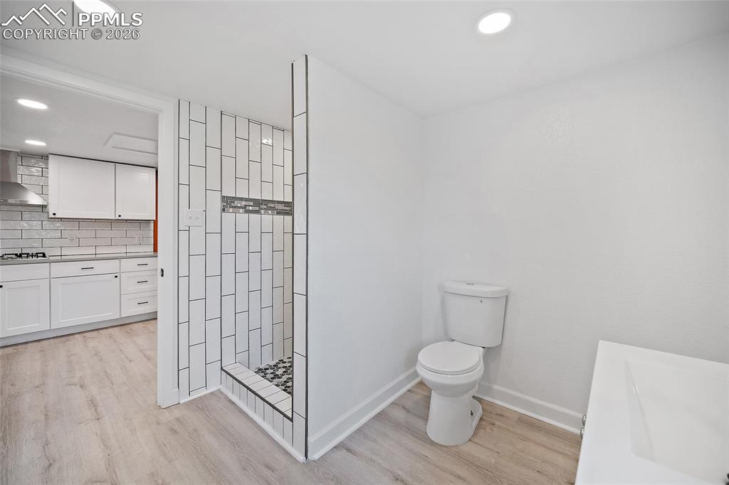 Image 21 of 27: Bathroom