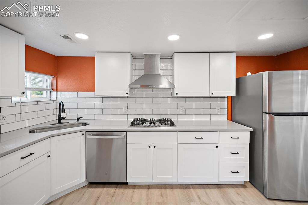 Image 9 of 27: Kitchen