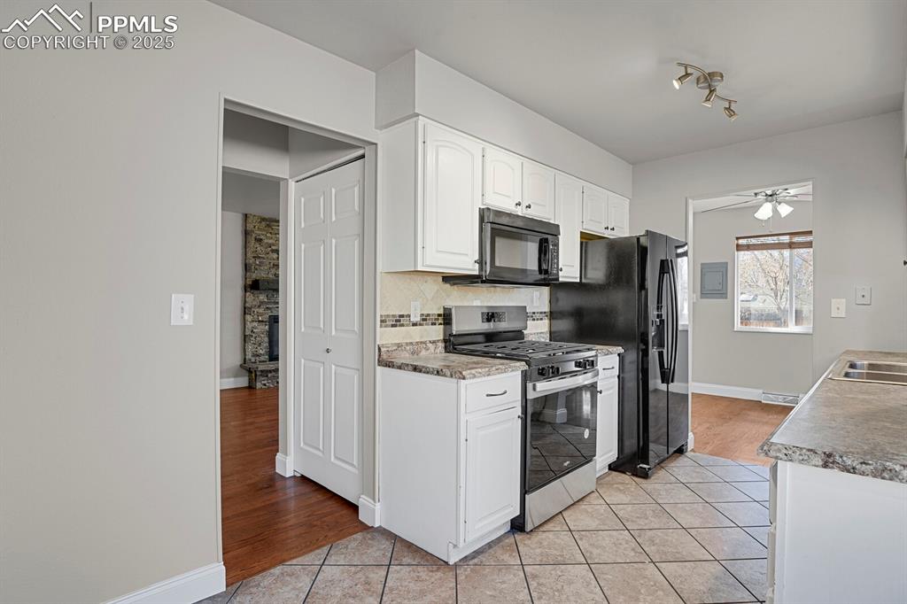 Image 11 of 46: Kitchen