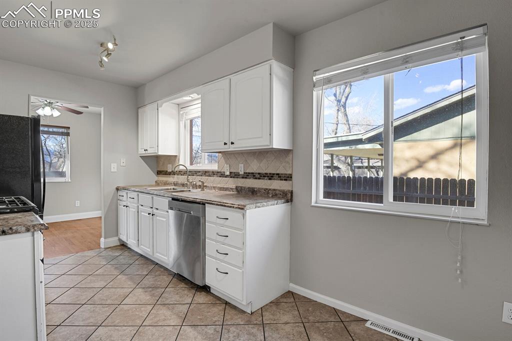 Image 13 of 46: Kitchen