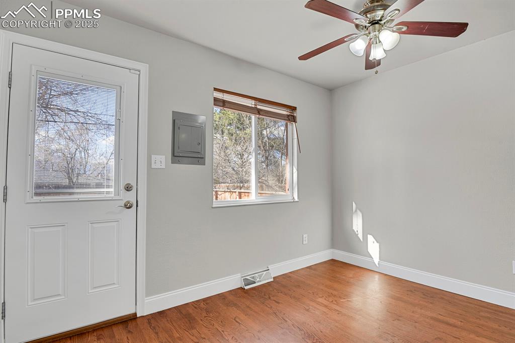 Image 16 of 46: Dining Room