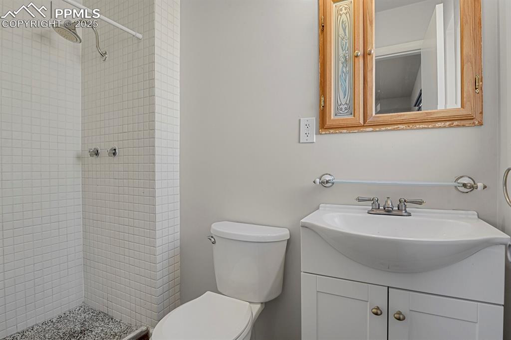 Image 20 of 46: Bathroom