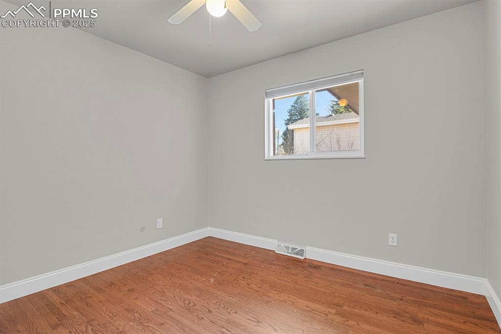 Image 21 of 46: Bedroom