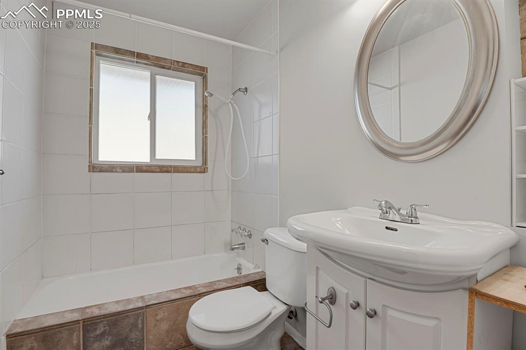 Image 24 of 46: Bathroom