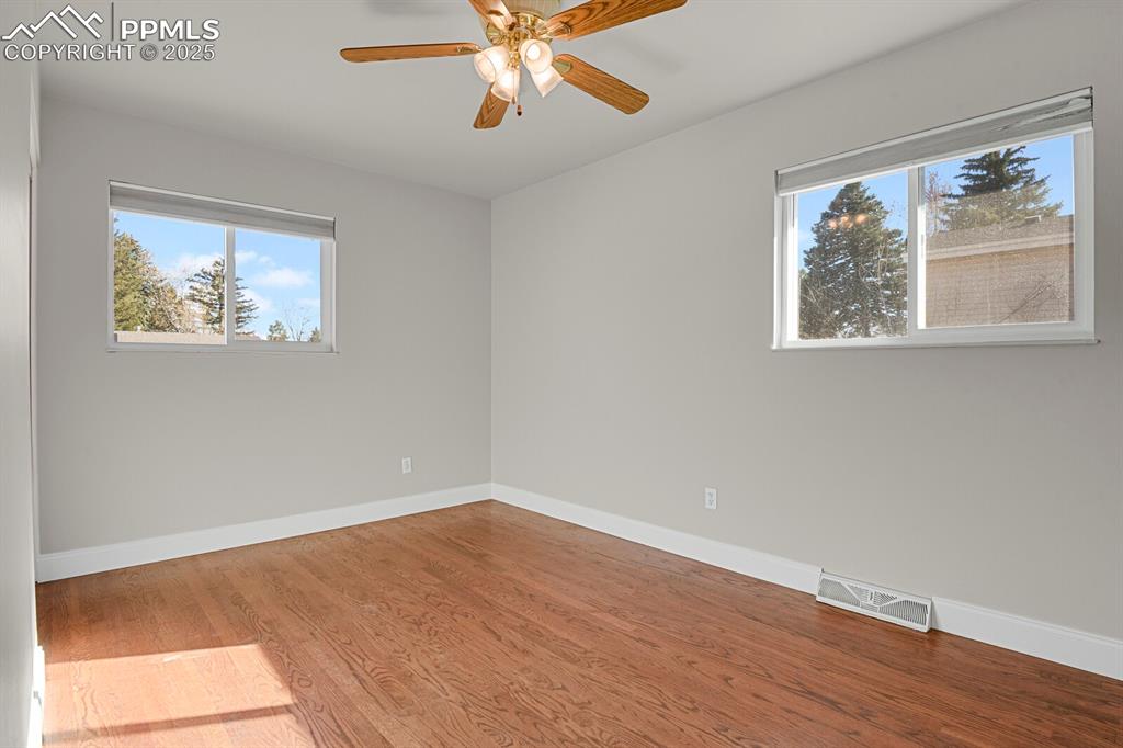 Image 25 of 46: Bedroom