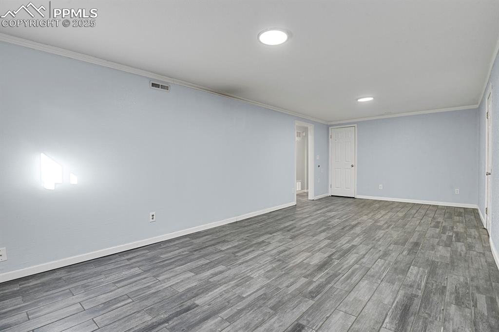 Image 31 of 46: Family Room