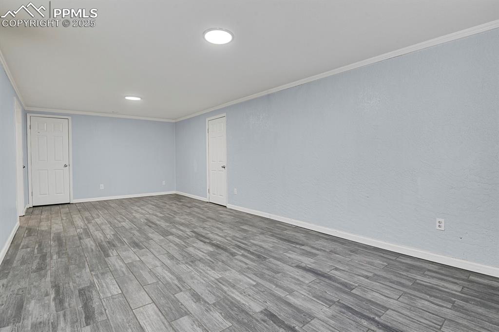 Image 32 of 46: Family Room