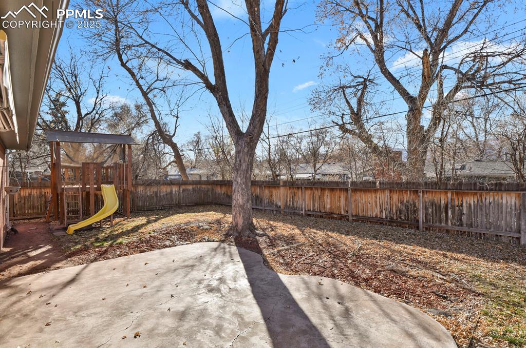 Image 44 of 46: Yard