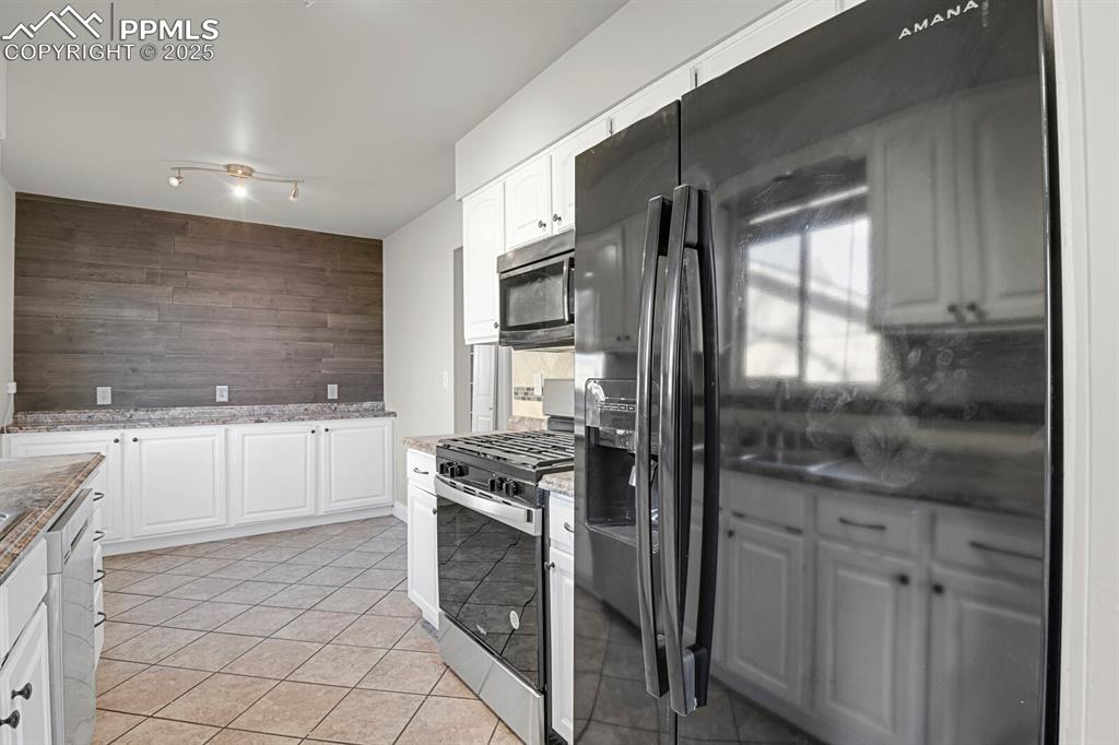 Image 8 of 46: Kitchen