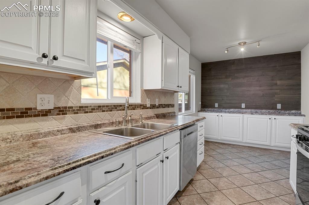 Image 9 of 46: Kitchen