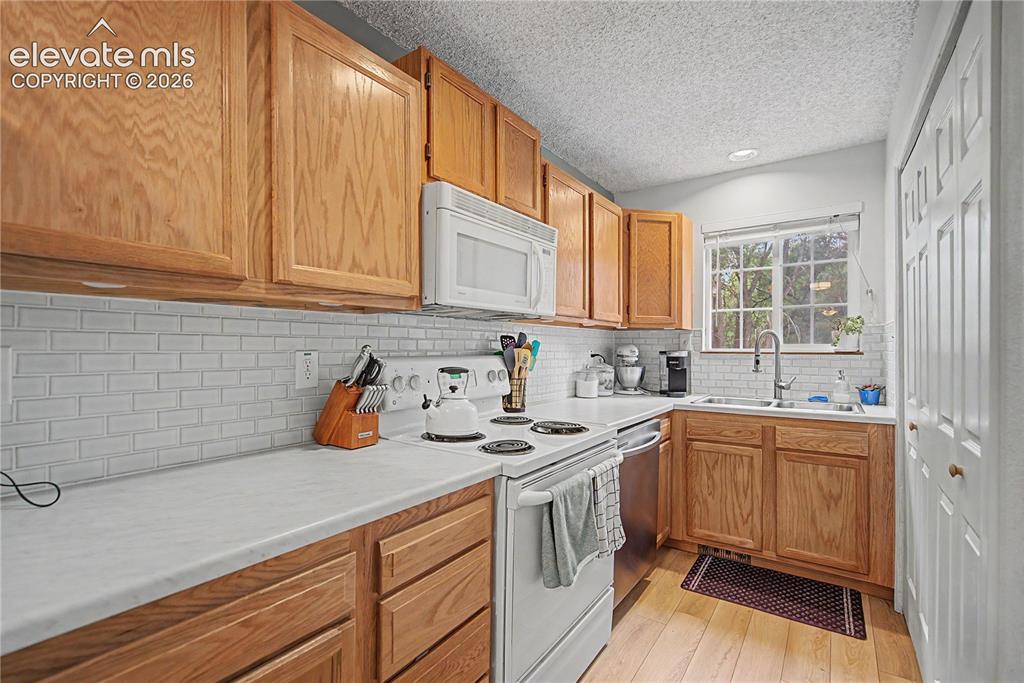 Image 8 of 17: Kitchen