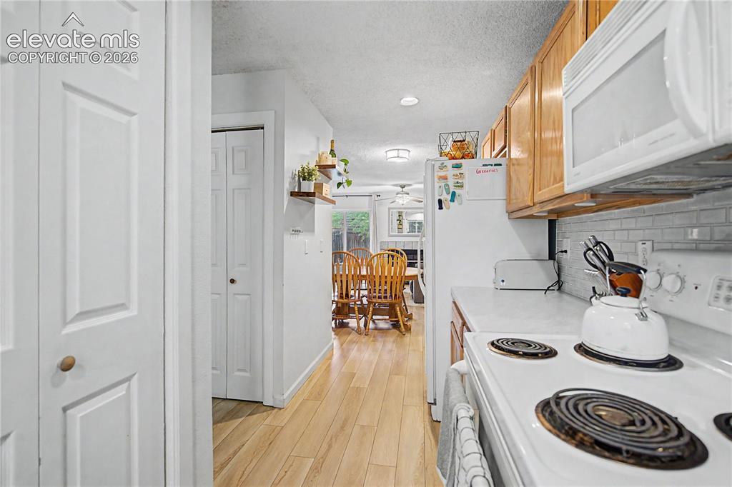 Image 9 of 17: Kitchen