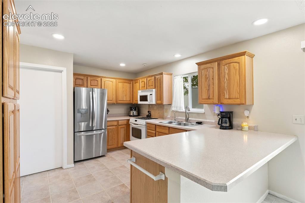 Image 12 of 27: Kitchen