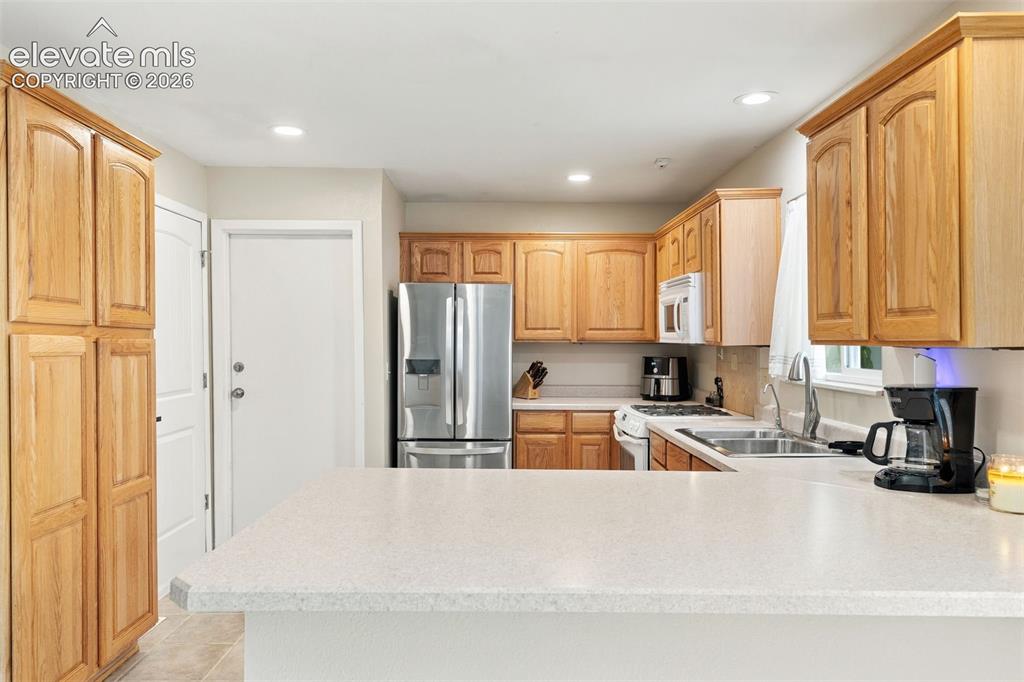 Image 13 of 27: Kitchen