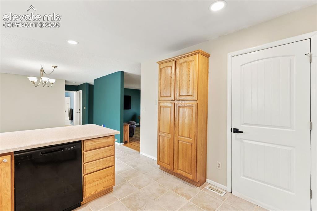 Image 15 of 27: Kitchen