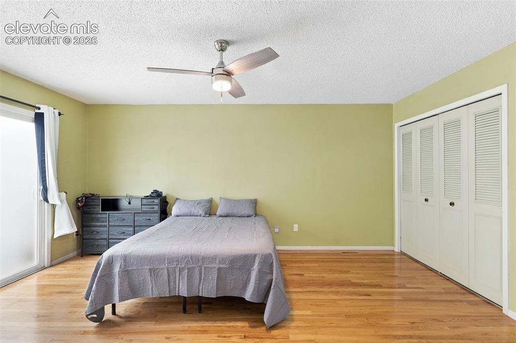 Image 17 of 27: Bedroom