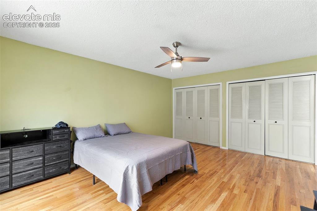 Image 18 of 27: Bedroom