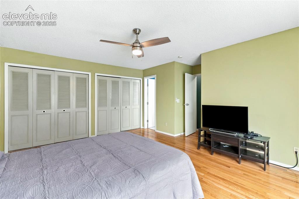 Image 19 of 27: Bedroom