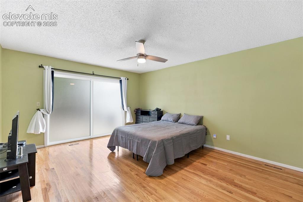 Image 20 of 27: Bedroom
