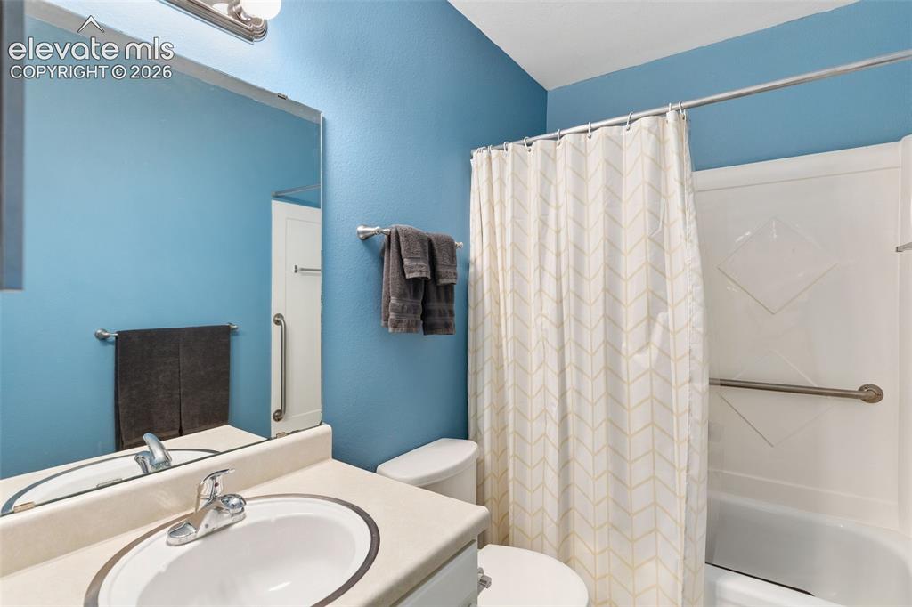 Image 25 of 27: Bathroom