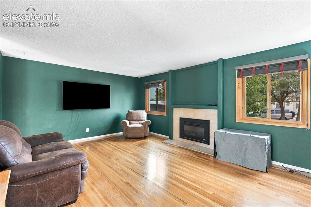 Image 5 of 27: Living Room