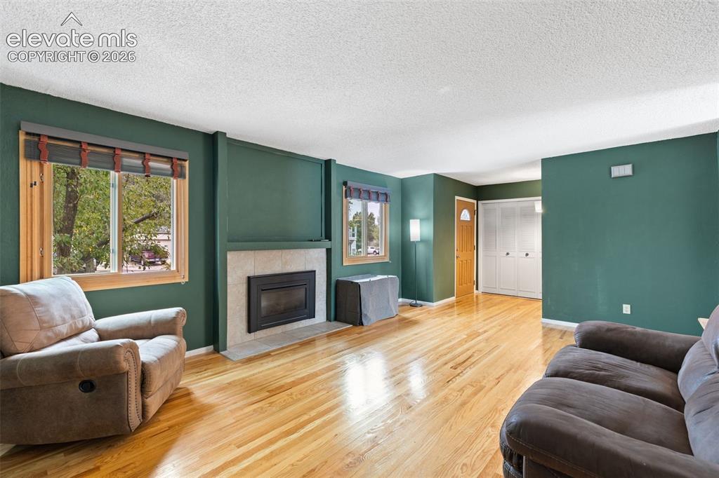 Image 8 of 27: Living Room