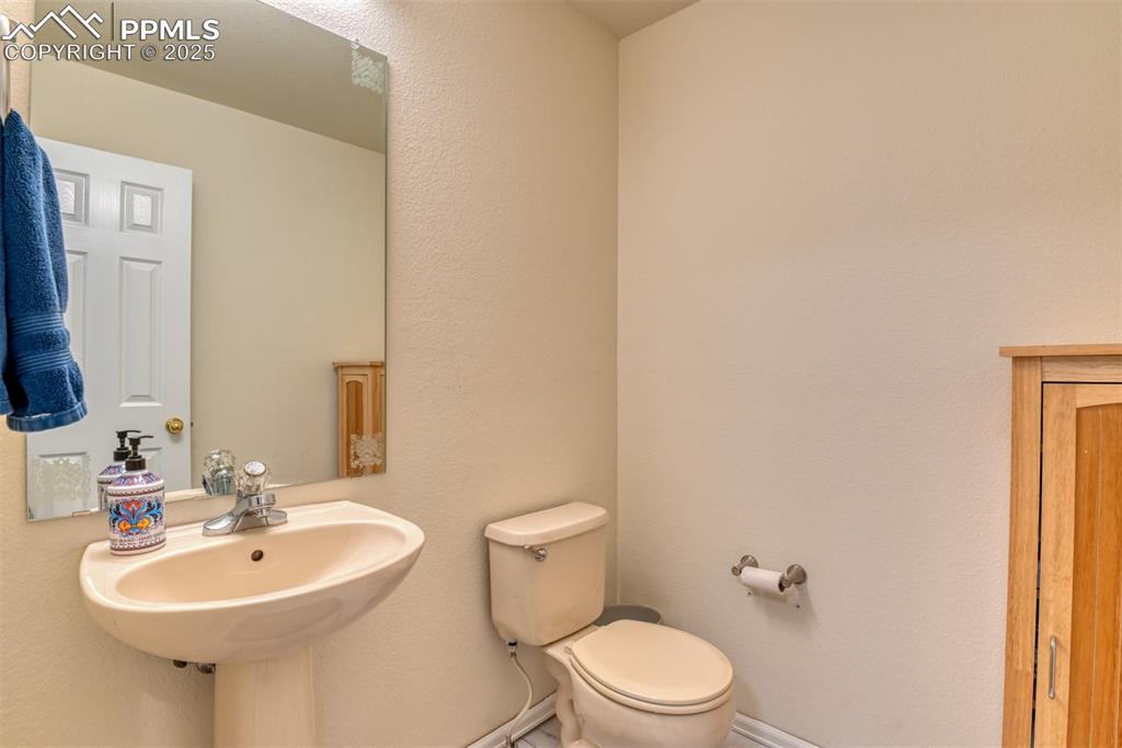 Image 17 of 43: 1/2 bath adjacent to the kitchen and garage