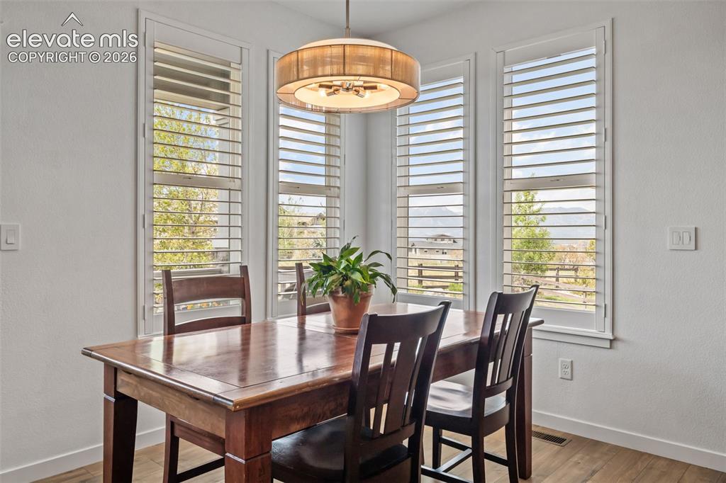 Image 17 of 42: Dining Area