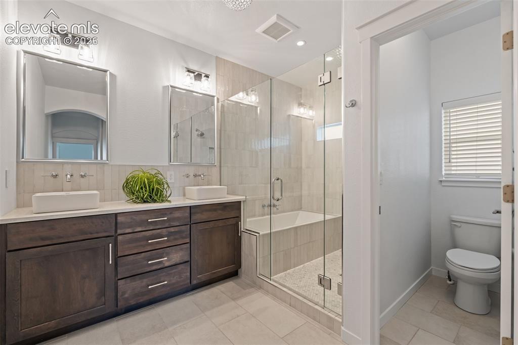 Image 20 of 42: Bathroom