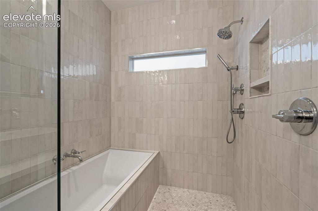 Image 21 of 42: Bathroom