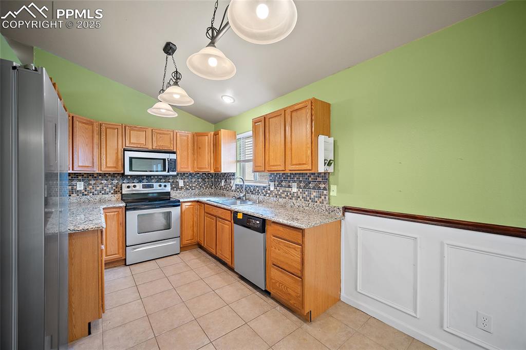 Image 16 of 38: Kitchen