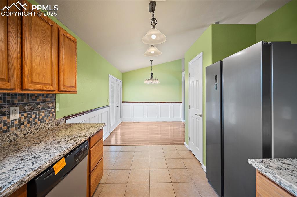 Image 17 of 38: Kitchen