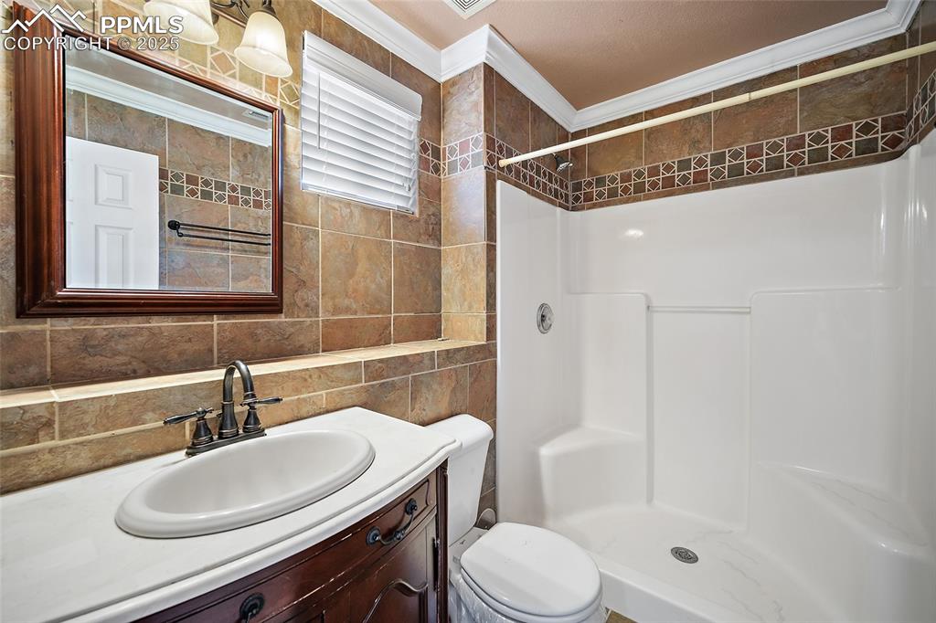 Image 25 of 38: Bathroom