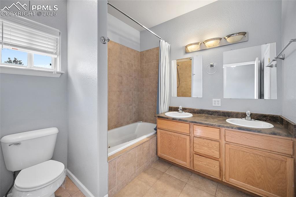 Image 31 of 38: Bathroom