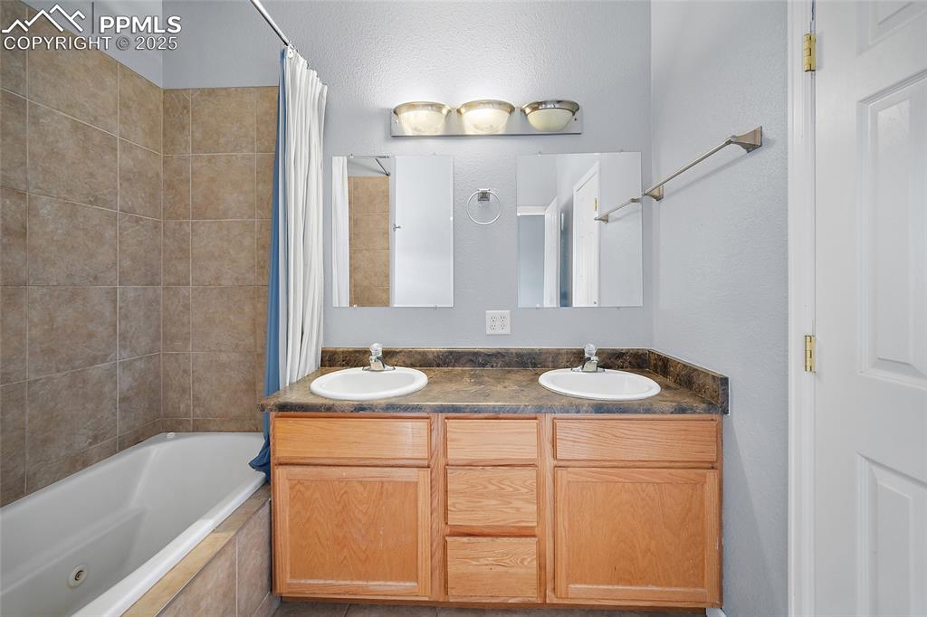 Image 32 of 38: Bathroom