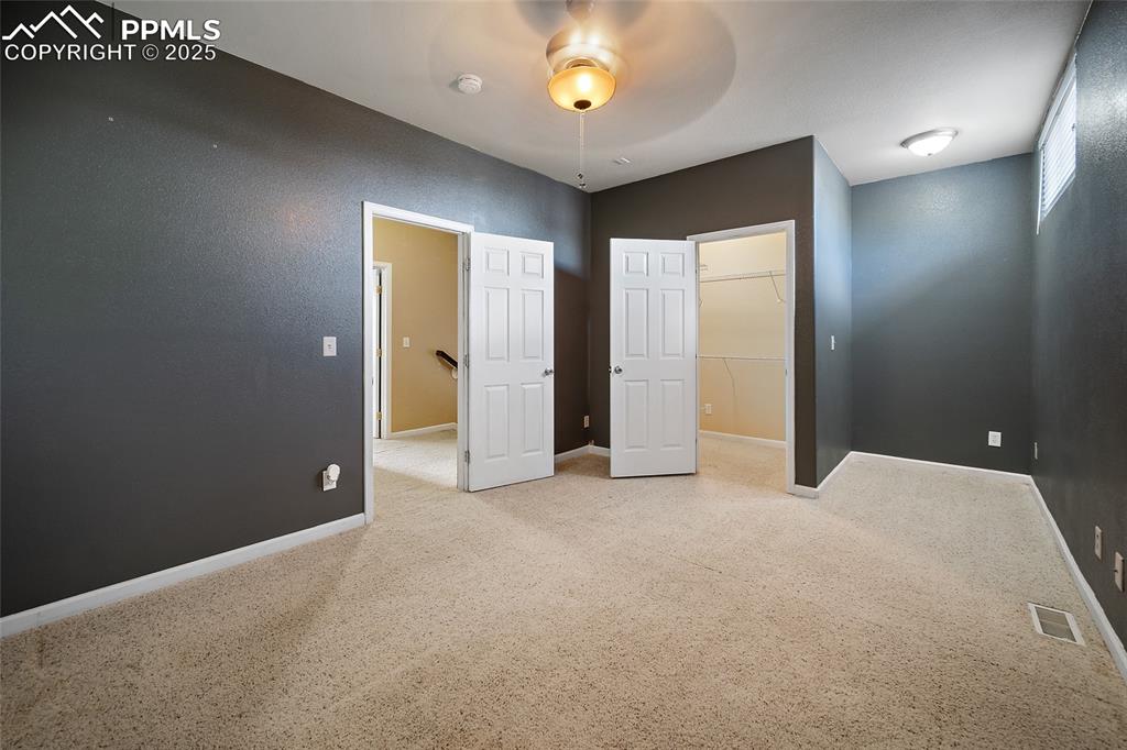 Image 34 of 38: Bedroom