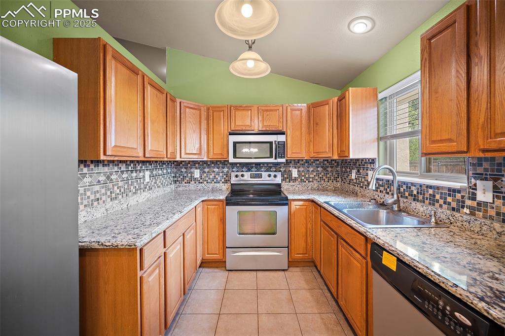 Image 5 of 38: Kitchen