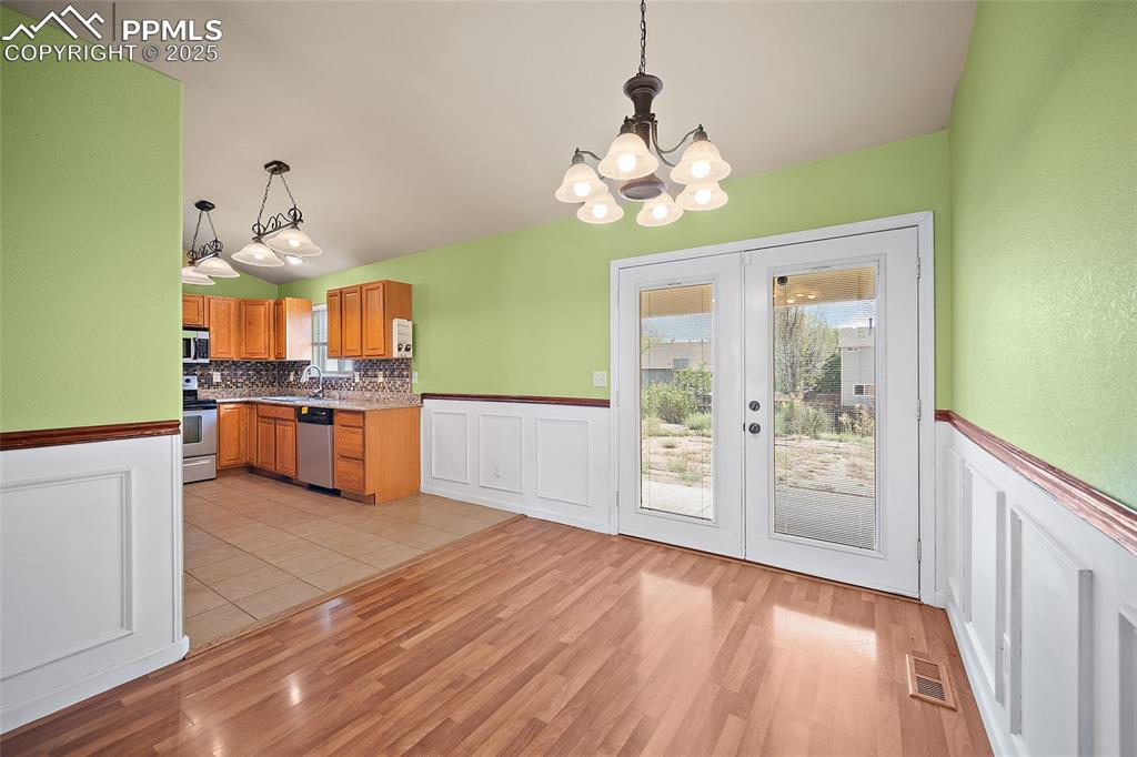 Image 7 of 38: Kitchen