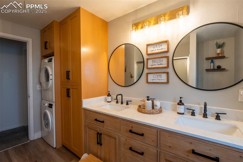 Image 23 of 49: Bathroom 1 (full with dual sinks) with stackable laundry - upper level