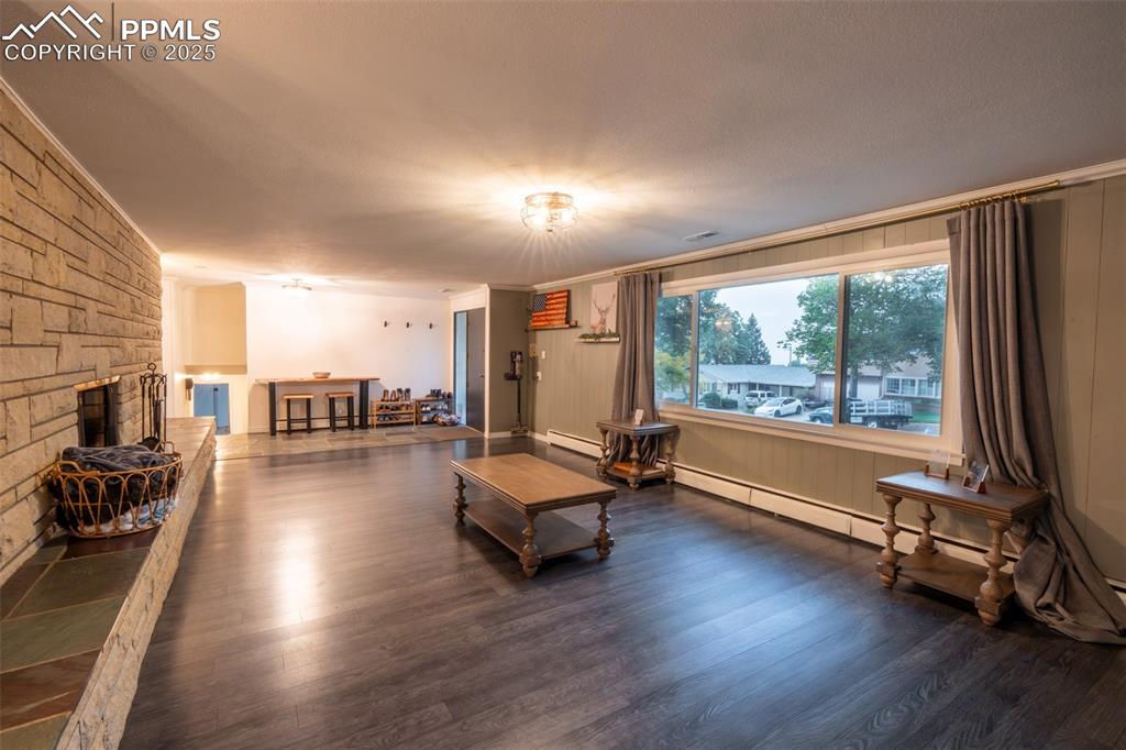 Image 6 of 49: Living room - main floor