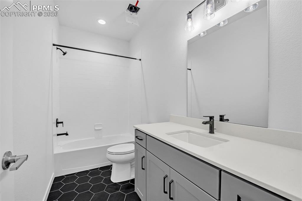 Image 18 of 24: Bathroom