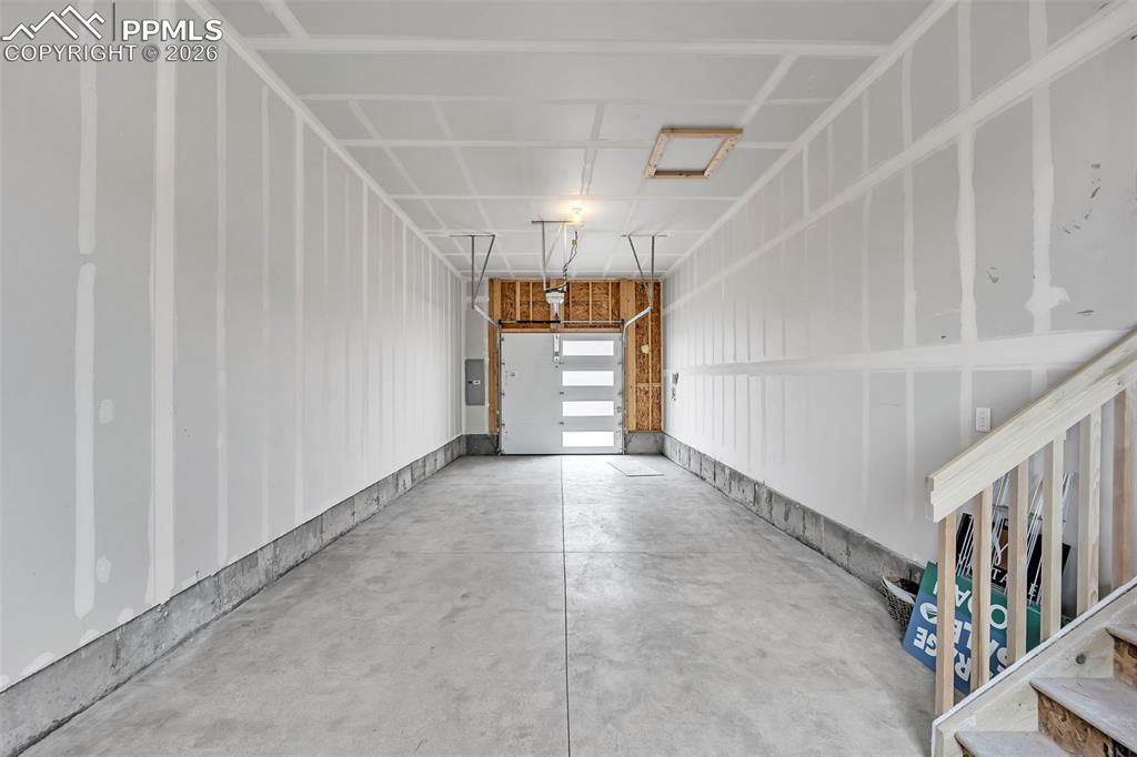 Image 23 of 24: Garage