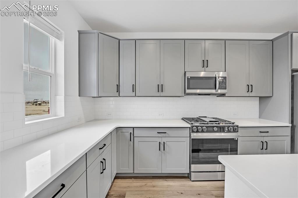 Image 27 of 48: Kitchen